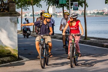 Hanoi: Private Cycling Guided Tour through the Unique Track