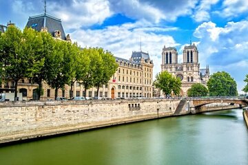 Paris Ile-de-la-Cité Walking Tour: Max 6 People Group or Private