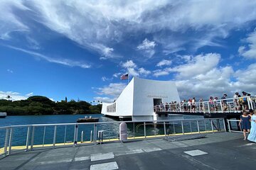 Deluxe Pearl Harbor and Famous Waikiki Beach Tour from Kauai