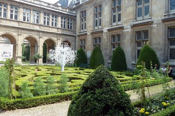 Private pickup Food and Wine Tasting Walking Tour in Le Marais