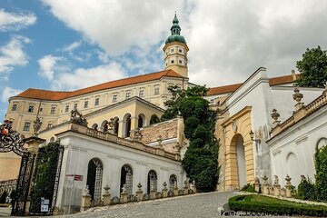 Transfer from Prague to Vienna with optional stopover in Mikulov