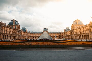 Audio guided Louvre museum Tour with hotel pick up