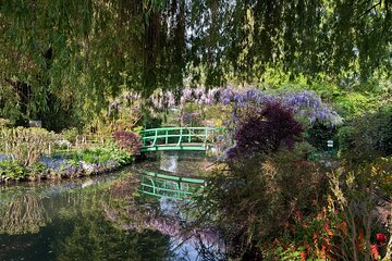 Giverny, Louvre and Wine Tasting with Private Pick Up and Drop