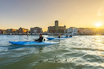 Sunset Kayak Tour in Venice: Discovering the City’s Canals