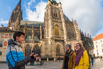 Castle & Ch. Bridge Private Walking Tour with Pick Up in DE or EN