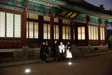 Seoul: Palace, Temple and Market Guided Foodie Tour at Night