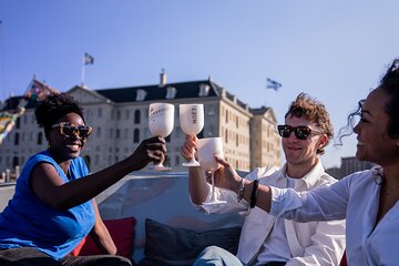 Amsterdam: Private Canal Cruise with Drinks and Snacks