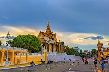 Koh Dach Silk Island and Phnom Penh City Private Day Tour