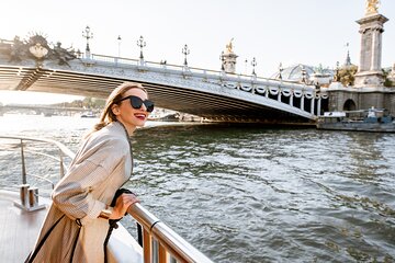 Walking Tour of Paris Old Town and Seine River Cruise 