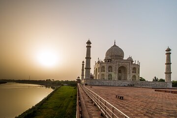 Sunrise Private Guided Tour at Taj Mahal in New Delhi