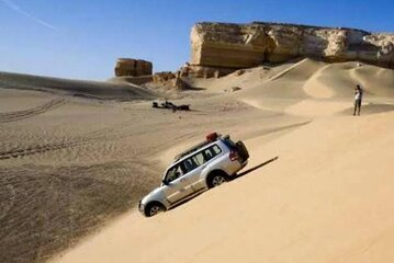 Private Black and White Desert Tour in Bahariya Oasis