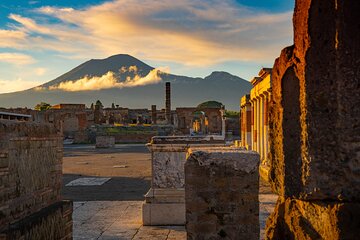 Pompeii and Vesuvius Cellars Tour with Lunch from Naples