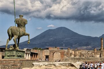 Guided Visit of Pompei and Mount Vesuvius Tour with Pizza Lunch