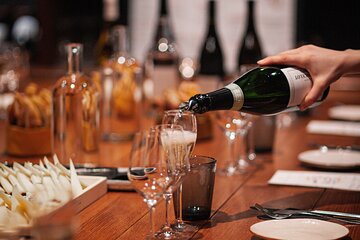French Wine and Champagne Tasting in Paris in Spanish