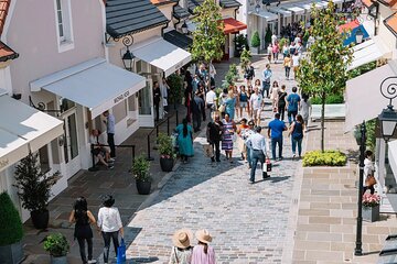  CDG pick up with Montmartre and la Vallée Village Tour 