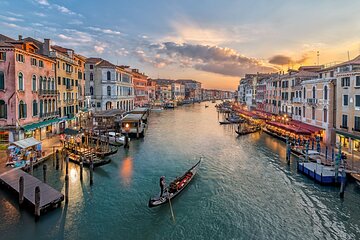 30-Minute Enchanting Gondola Ride on Venice’s Grand Canal