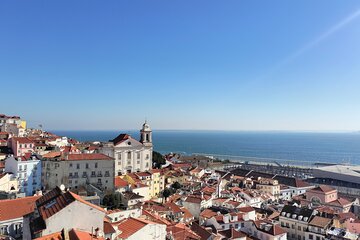Private Tour Visiting the Old Town of Lisbon in Tuk-Tuk