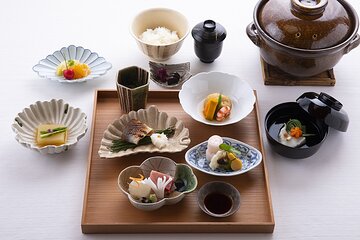 Asakusa: Traditional exquisite lunch after history tour