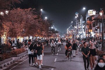 Night Walking Tour-Malioboro street food with guide at Yogyakarta