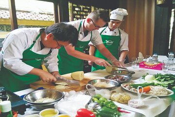 Half Day Private Hanoi Traditional Cooking Class and Market Visit