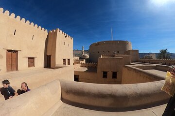 Private 2-Day Guided Tour with Nizwa Friday Market Visit