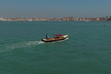 5-Hour Guided Tour of the Magic Islands by Vintage Boat in Venice