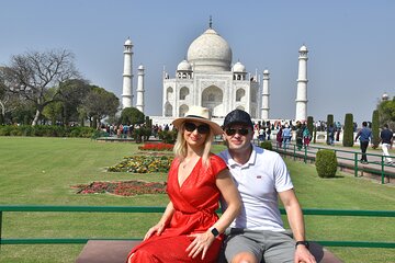 Top-Rated Taj Mahal Day Tour from Delhi by Gatimaan Express