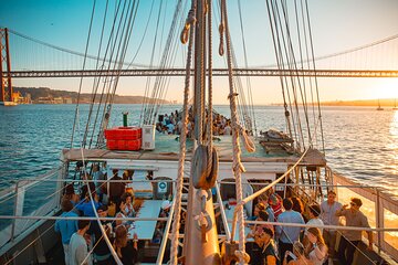 4-Hour Lisbon Day Boat Tour on Tagus River