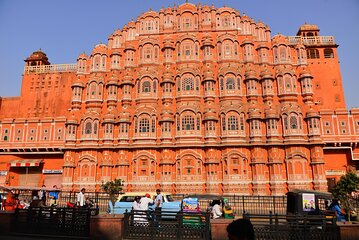 Travel Like a Royal in a Vintage Private Car Tour in Jaipur 