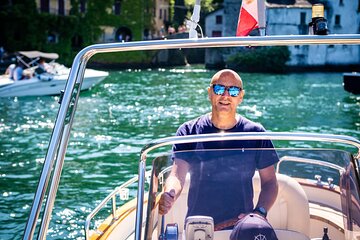 2H Private Cruise on a beautiful wooden speedboat on Lake Como