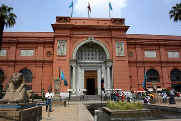 Private tour of Giza Pyramids and Cairo museum.