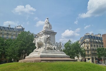 Private and secret tour of the 7th arrondissement of Paris