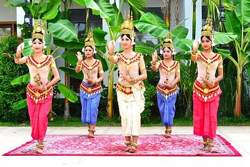 Apsara Dance Show with Dinner by Tuk-Tuk Roundtrip Transfer