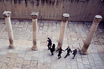 Family Photoshoot Experience Through the Walls of the Old City