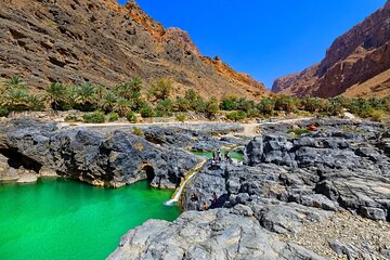 Wadi Al Arbeieen Sinkhole & Fins Beach Expedition
