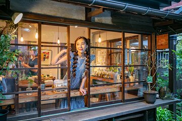 Private Food Tour in Downtown Yanesen and Nezu Shrine