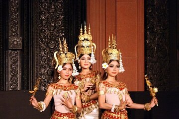 Siem Reap: Apsara Dance Show & Dinner with Tuk-Tuk Transfers