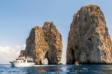 CAPRI ISLAND TOUR BY BOAT with stop for swimming