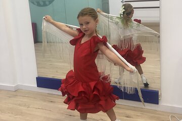 45 minutes flamenco dance class for family in Málaga