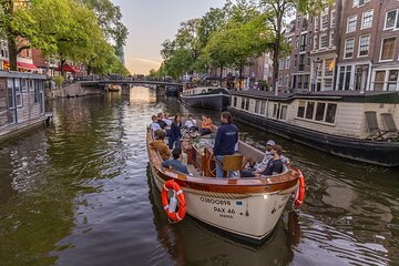 Amsterdam: 2-Hour Canal Cruise incl. Drinks & Dutch Snacks