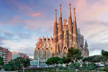 Sagrada Familia Guided Tour with Skip the Line Tickets