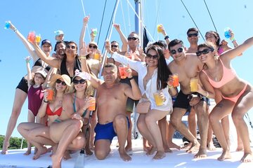 Top Isla Mujeres Catamaran Tour with Snorkel Open Bar and Buffet lunch