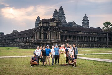 Siem Reap: Angkor Sunrise Tour by Bike with Breakfast & Lunch