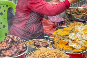 Top Niche Walking Street Food Tour with Uni Student