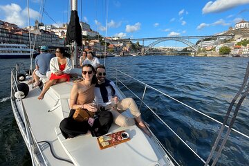 Charming tour of the Douro on an exclusive sailboat for up to 8 people