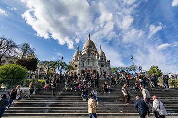 Montmartre guided walking tour with local guide in small group