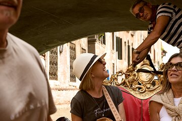 Venice Art Walking Tour with Gondola Ride