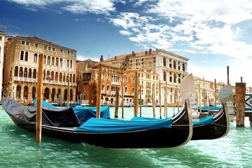 Venice: 2 Hours Morning Walk Tour with Gondola Glide