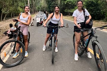 Angkor Wat Sunrise Bike Tour with Lunch Included