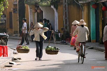 Hoi An Local Food by Motorbike and Teh Dar Bamboo Circus Show